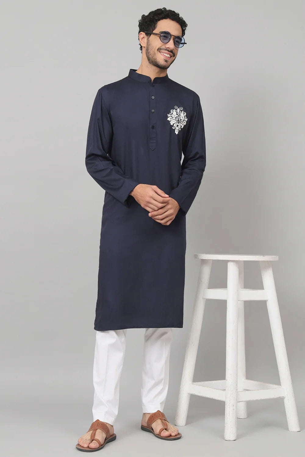 Blu navy Classic cotton kurta with single motif embroidery
