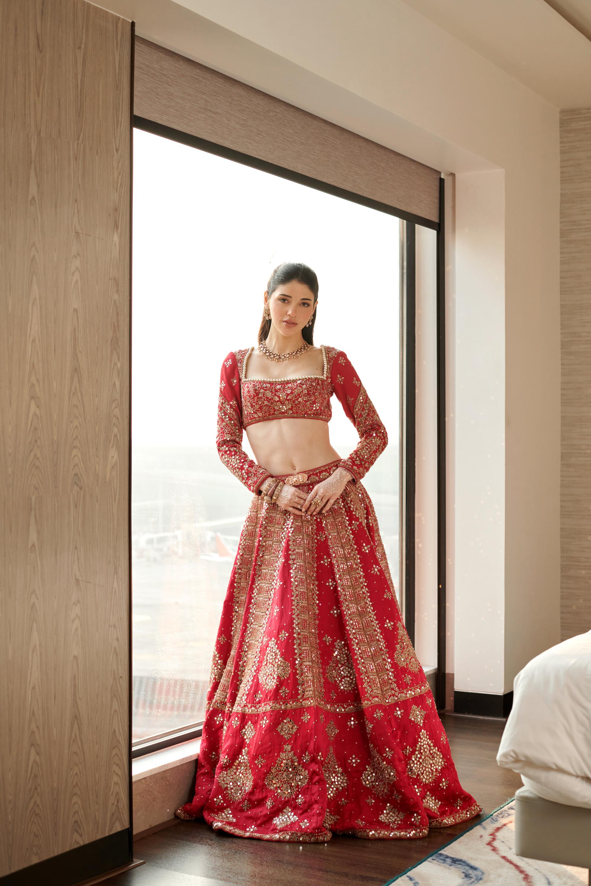 Aayna Lehenga Set. 3 (Lehenga + Blouse + Dupatta)