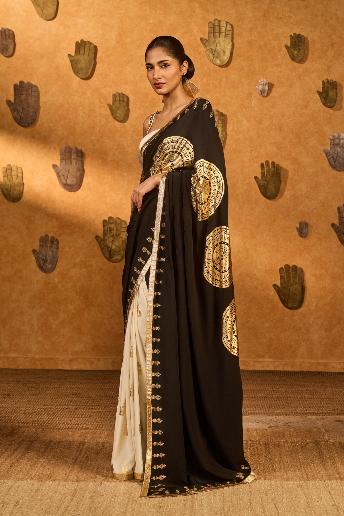 BLACK/WHITE MOON FISH SAREE