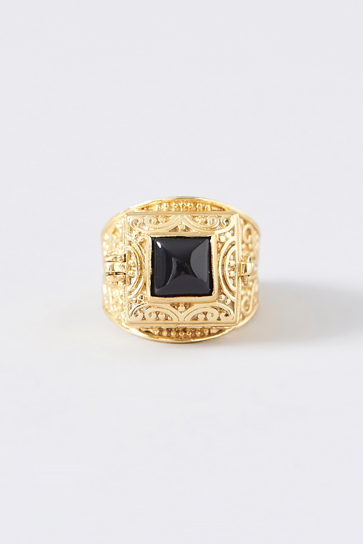 Black stone poison ring