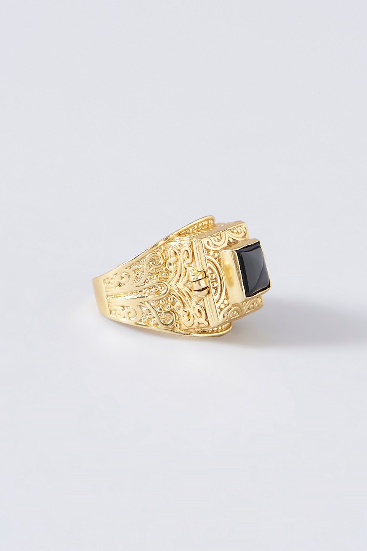 Black stone poison ring