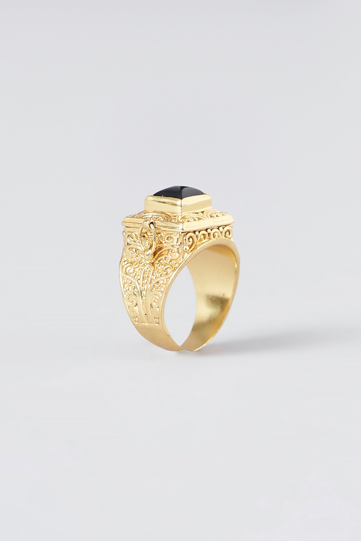 Black stone poison ring