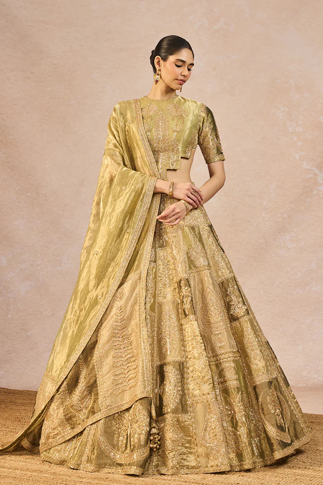 ‘KHWABON KI SHEHZADI’ LEHENGA