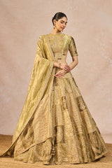 ‘KHWABON KI SHEHZADI’ LEHENGA