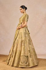 ‘KHWABON KI SHEHZADI’ LEHENGA