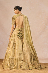 ‘KHWABON KI SHEHZADI’ LEHENGA