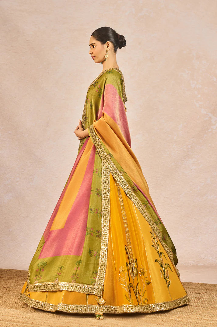 The ‘AJNABI EHSAAS’ LEHENGA SET