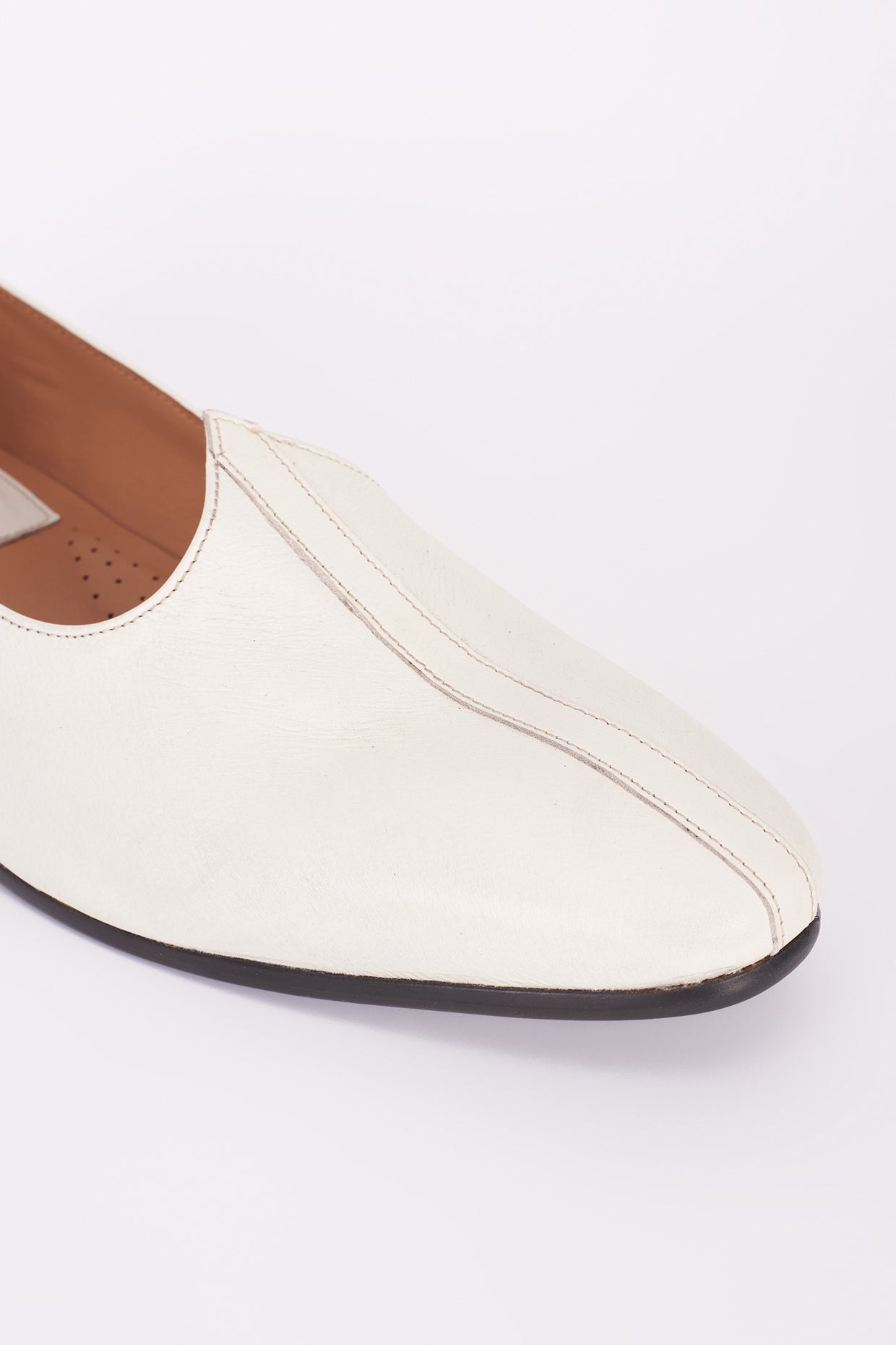 Off-white classic Italian leather mojdi