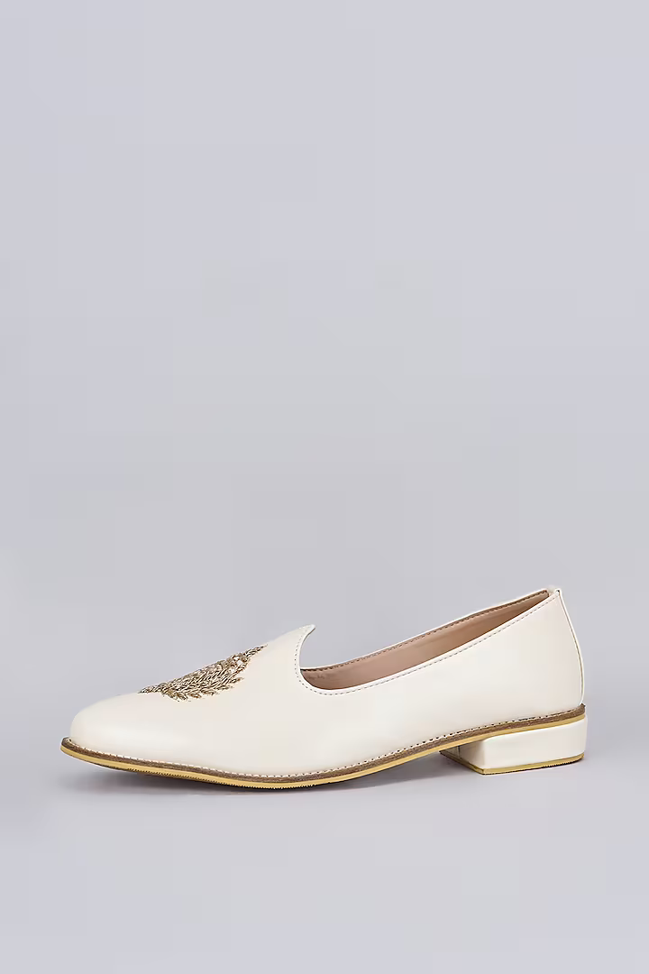 Off white leather based slip on juttis
