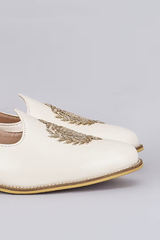 Off white leather based slip on juttis