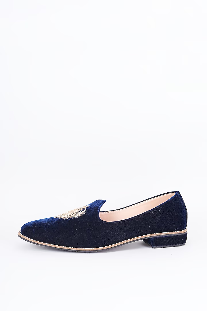 Royal blue velvet based slip on juttis