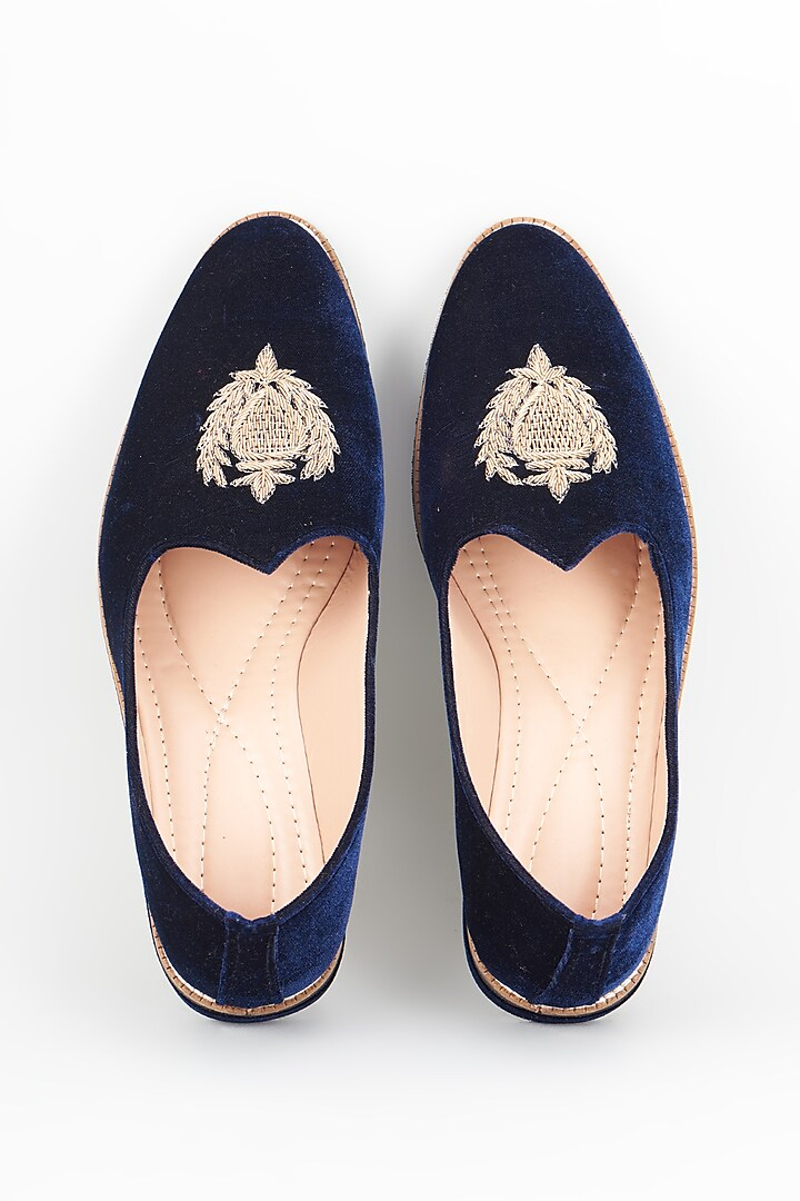 Royal blue velvet based slip on juttis