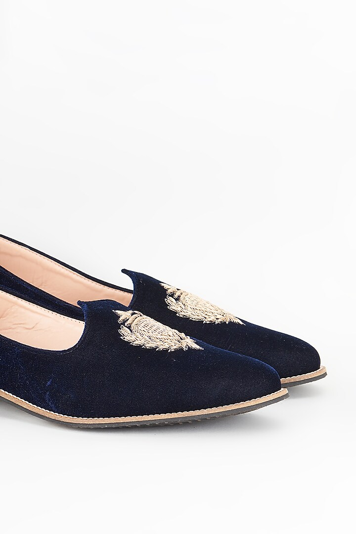 Royal blue velvet based slip on juttis