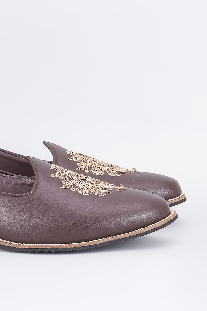 Charcoal grey leather based slip on juttis