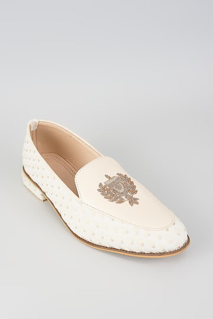 Off White Royal Crest Embroidered Juttis