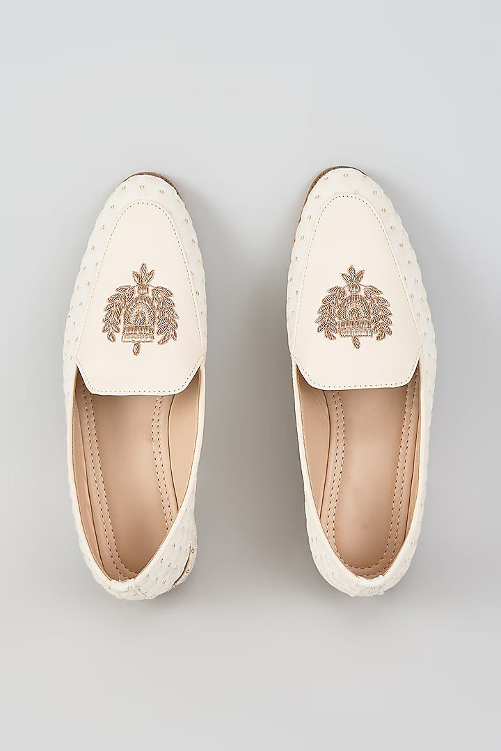 Off White Royal Crest Embroidered Juttis