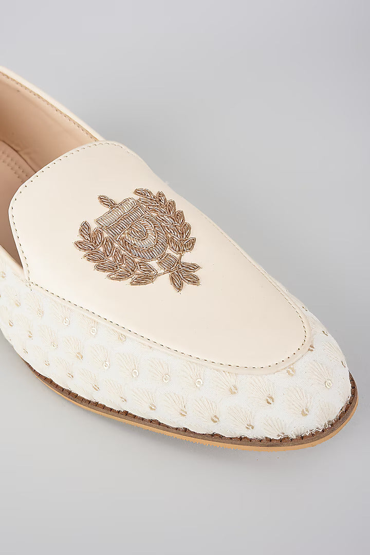 Off White Royal Crest Embroidered Juttis