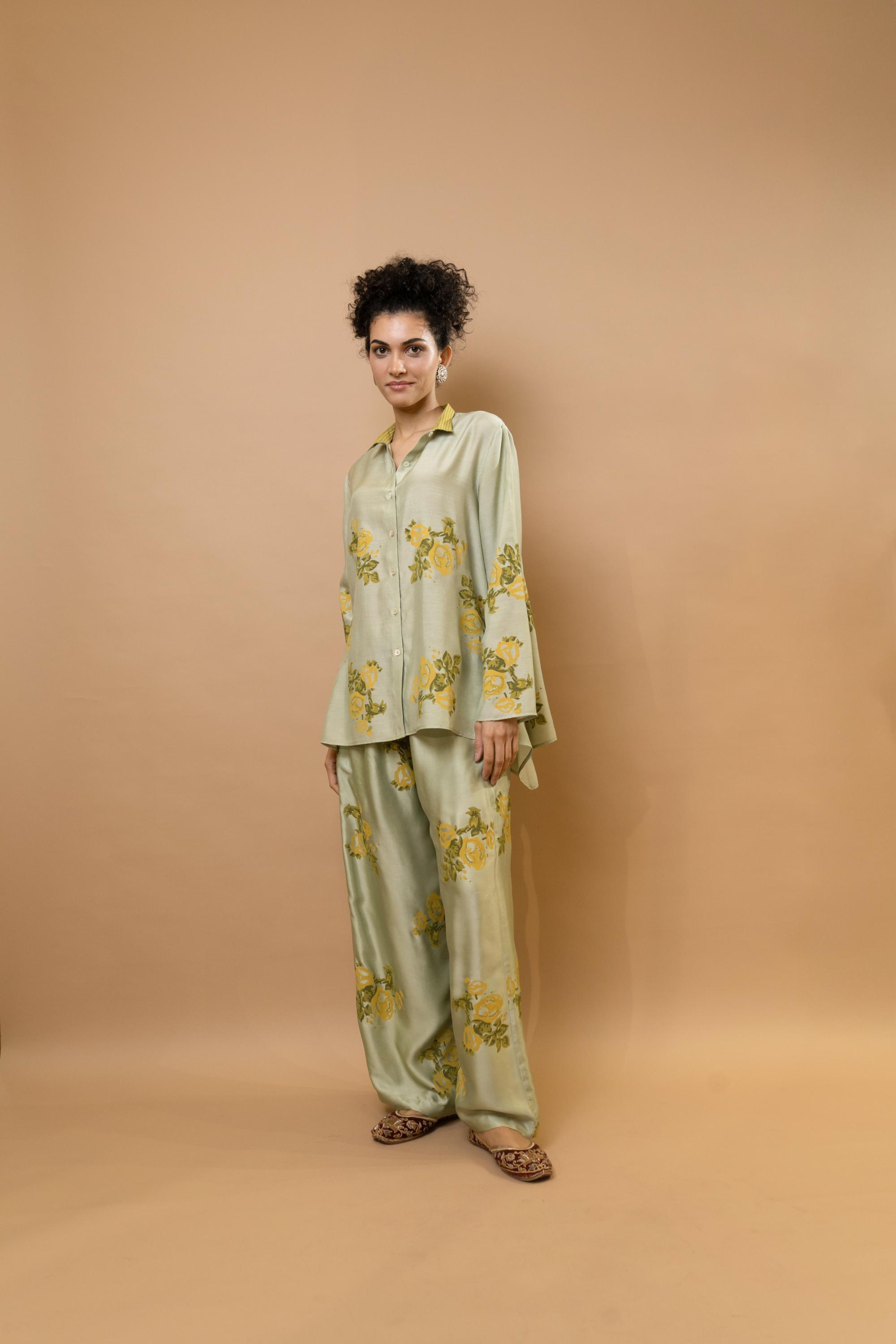 Pistage rosettes block-printed asymmetrical hem shirt